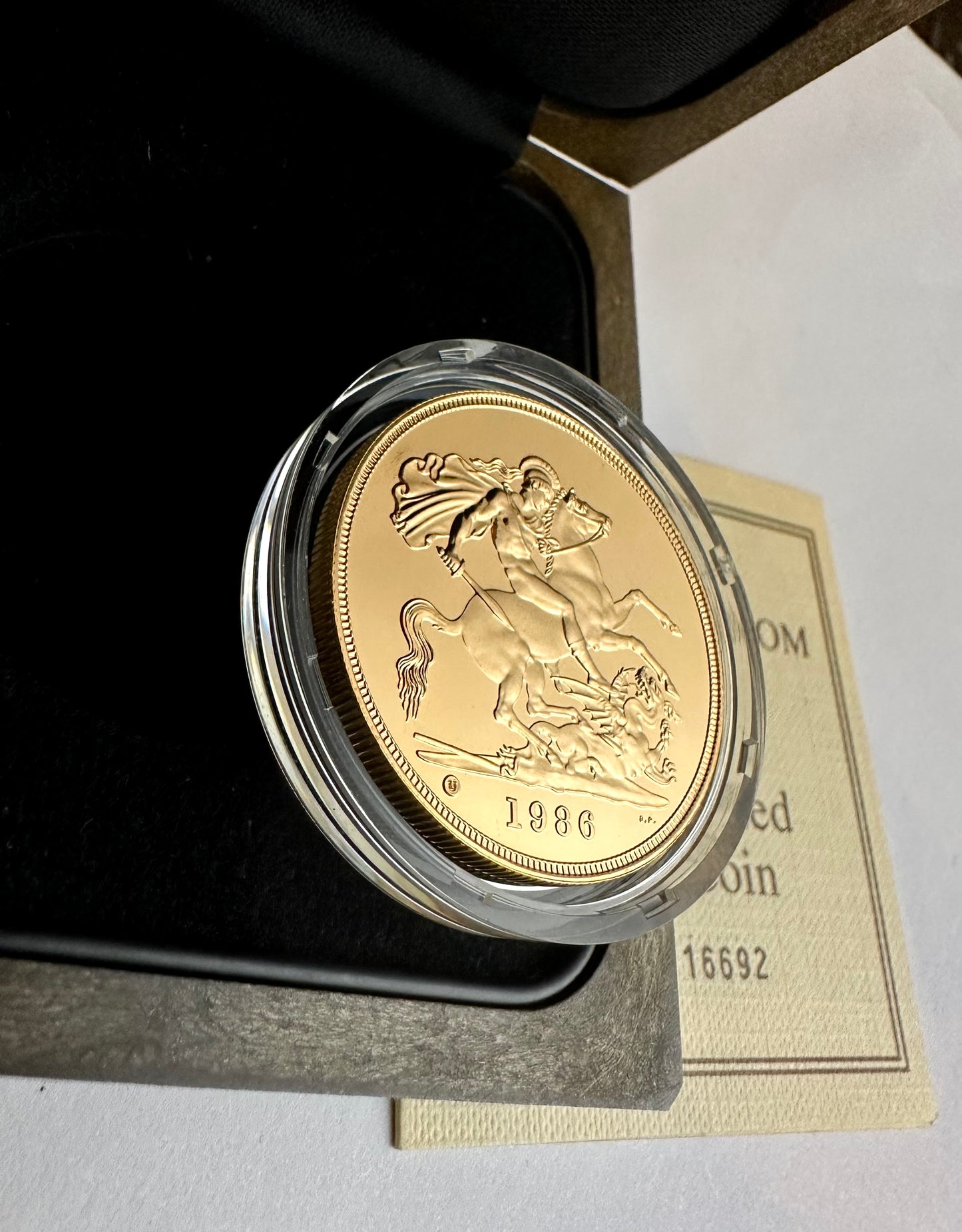 1986 Brilliant Uncirculated 5 Sovereign - Boxed and COA